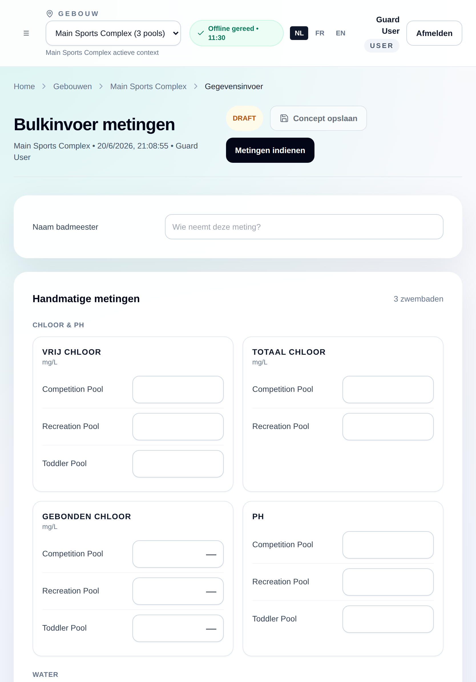 Het invoerscherm op een tablet, met meetvelden per zwembad.