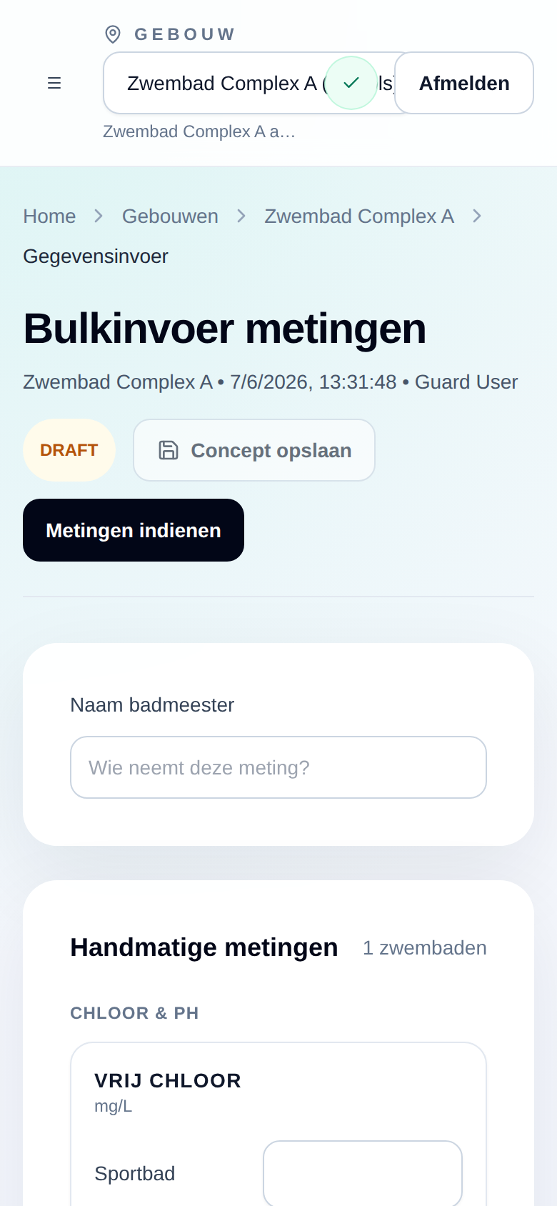 De AquaTrace-app op een smartphone met metingen voor pH, vrij chloor en temperatuur.